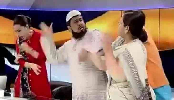 Maulana Arshad Slaps Advocate Farah Faiz on Live TV