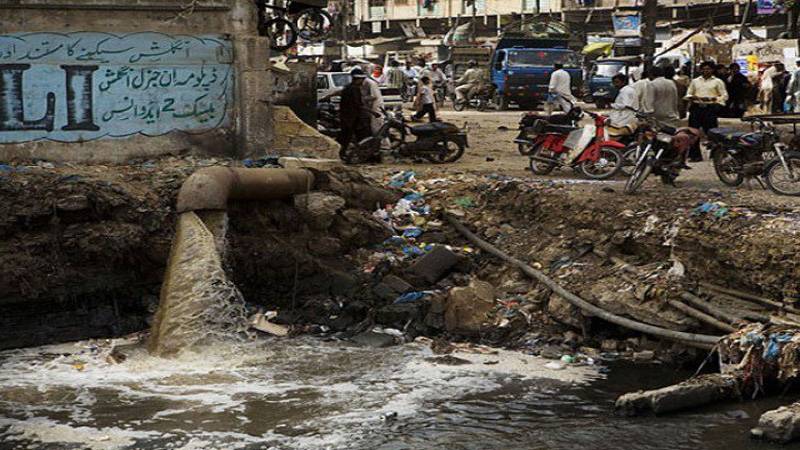 Karachi is engulfed by massive heaps of sewage