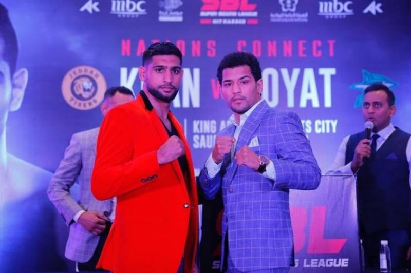 Jingoism: Indian Boxer Showcases Weapons In An Attempt To Secure Fight With Amir Khan