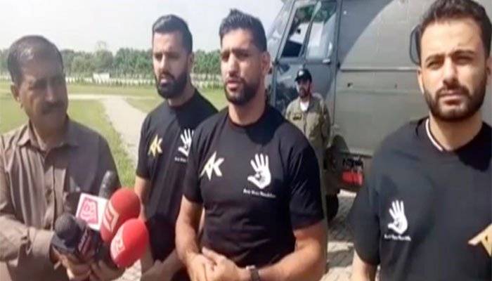 Boxer Amir Khan Visits LoC To Show Solidarity With Kashmiris