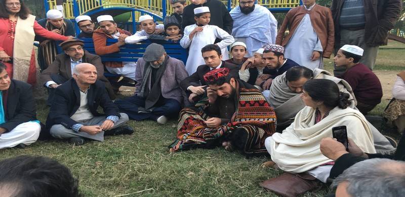 Manzoor Pashteen Meets Journalists In Park After Being Denied Entry To Press Club