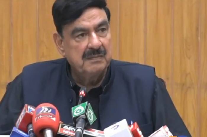 CJ Gulzar Reprimands Sheikh Rasheed, Says He Should Have Resigned After Train Accident