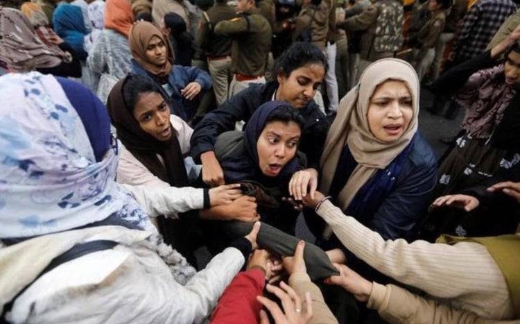 Delhi Police Hit Jamia Millia Female Protestors On Private Parts