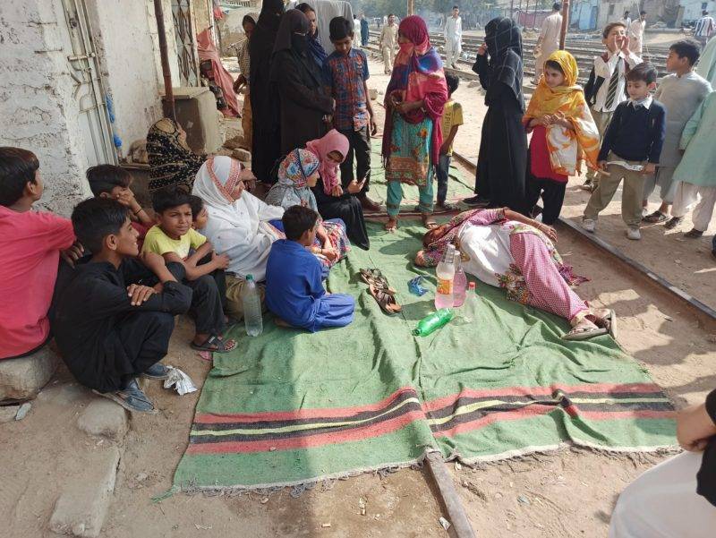 Residents Of Karachi's Slum Area Living In Fear Of Losing Homes