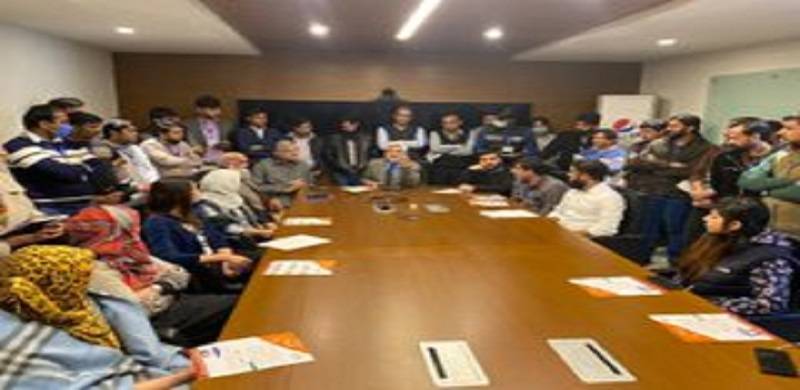 DC Islamabad Raises Awareness About 'Social Distancing' In An Overcrowded Room