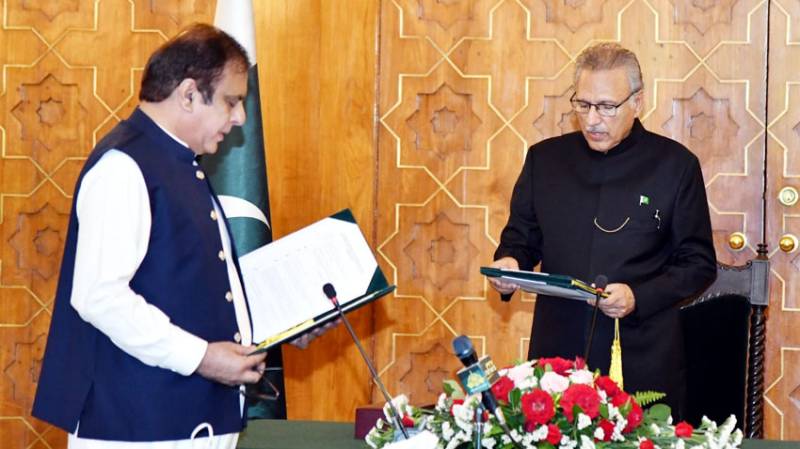 Watch: Newly-Appointed Minister Shibli Faraz Fumbles While Taking Oath