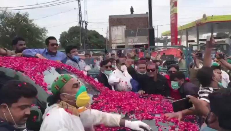 PML-N Workers Defy Social Distancing Rules While Accompanying Shehbaz Sharif To NAB