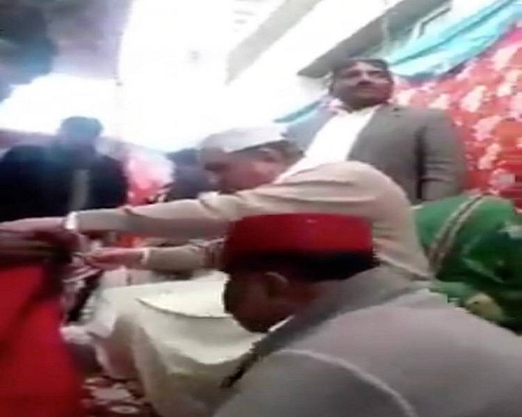 FM Shah Mehmood Qureshi Seen Giving Haircut To Female Devotee In Viral Video