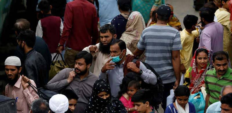 Social Distancing SOPs Flouted At Packed Funerals Of Allama Talib Jauhari, Mufti Naeem