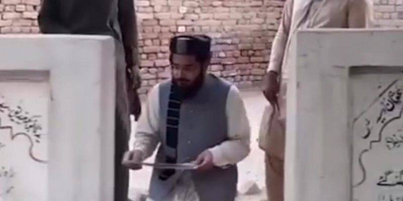 MPA Muavia Azam Takes Copy Of Tahaffuz-e-Buneyad-e-Islam Bill To SSP Leader Azam Tariq’s Grave