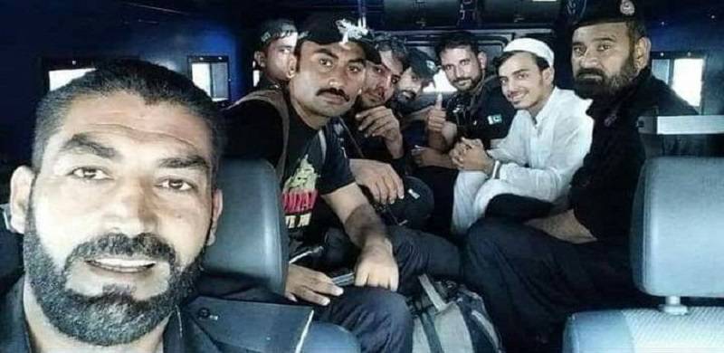 KP Elite Force Personnel Take Selfie With Murderer Of Peshawar's Blasphemy-Accused Man