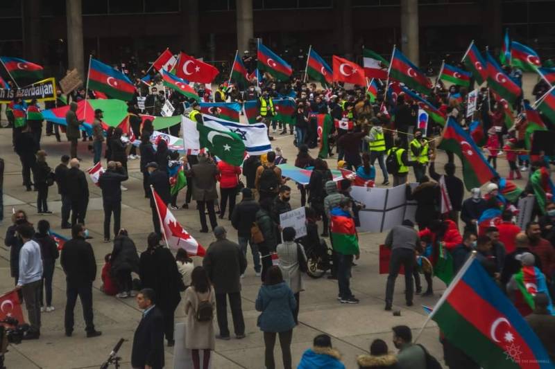 Azerbaijanis Wave Pakistani Flag To Express Gratitude For Support In Conflict With Armenia