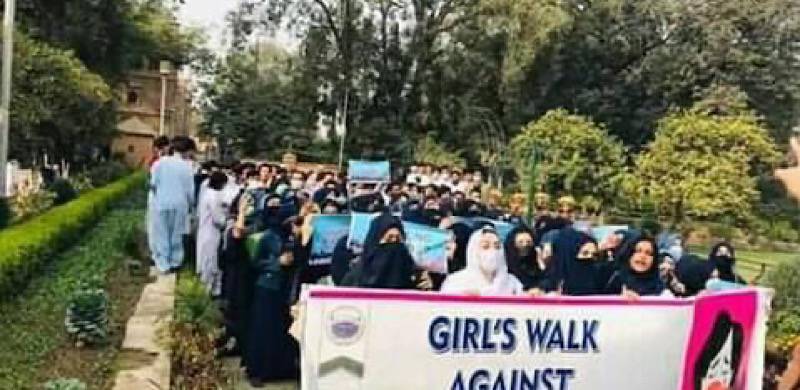 Female Students Of Islamia College Protest Sexual Harassment By Teachers