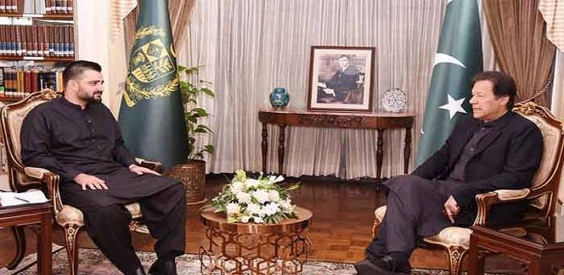 PM Imran Handpicked Hamza Ali Abbasi As His Interviewer On Hum News
