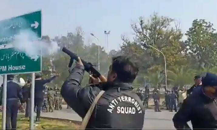 Islamabad Police Tear-Gas Protesting Govt Employees