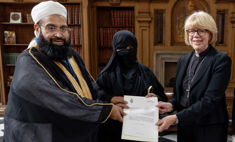 Why was Tahir Ashrafi’s interfaith award withdrawn over Osama bin Laden remarks?