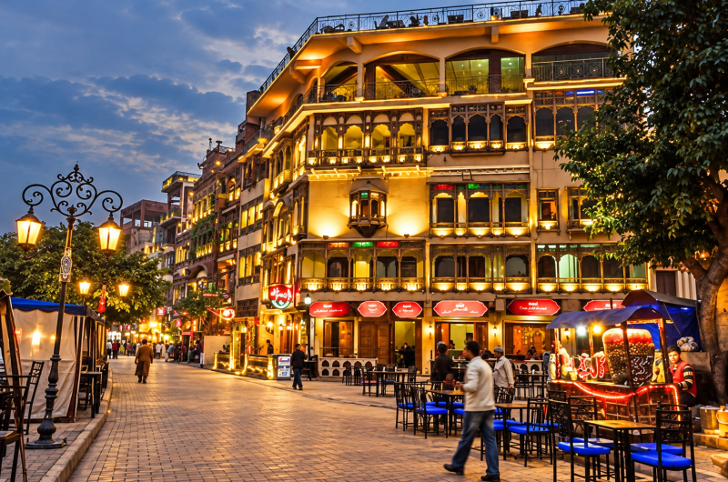 Lahore Food Street comes alive as cooler evenings bring back winter cravings