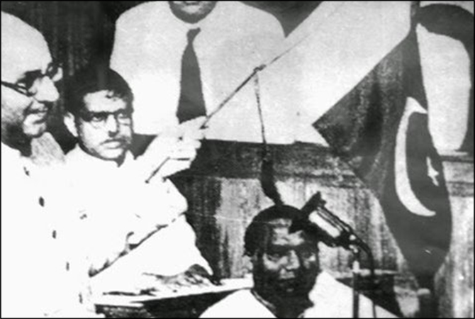 Pakistan’s first PM Liquat Ali Khan waving the Pakistani flag in the Constituent Assembly in 1947. 