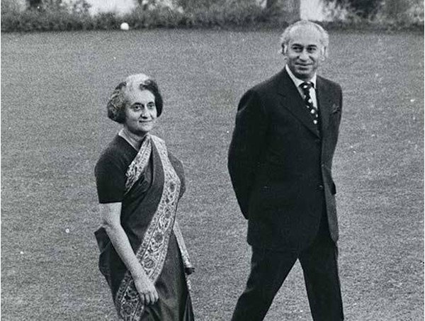 Pakistani PM ZA Bhutto and Indian PM Indira Gandhi in Shimla, Kashmir, 1972. Both signed an agreement that stated the final settlement of Kashmir would be decided bilaterally in the future and that both sides would respect the Line of Control (LoC). 