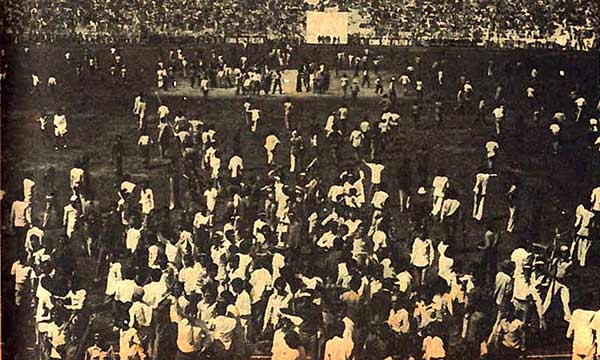 Protesting students invade the ground during a Test match in Lahore during the 1968 Pakistan-England series. 
